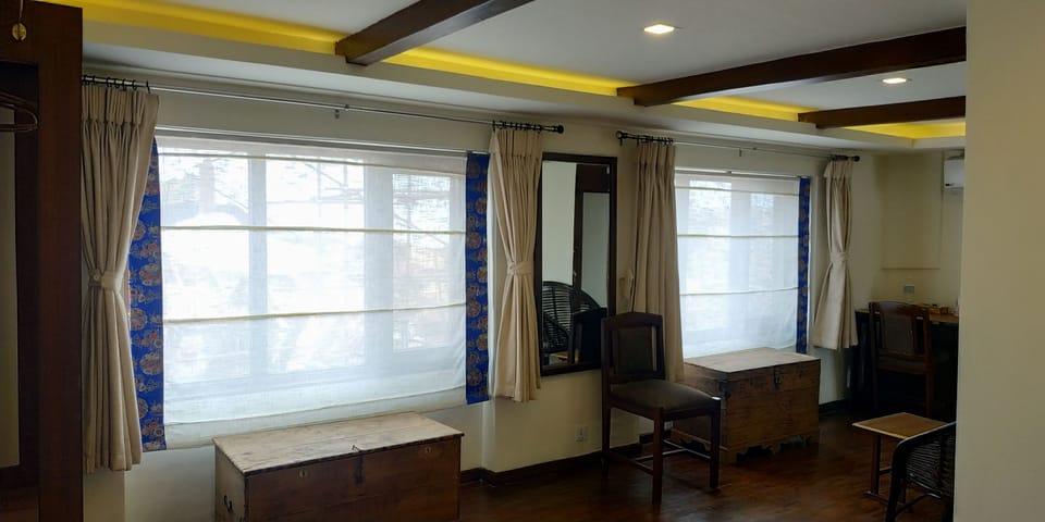 Executive Suite, 1 Queen Bed, Courtyard View | Down comforters, memory foam beds, desk, soundproofing