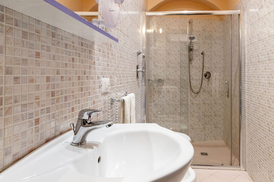 Deluxe Triple Room (Rosa) | Bathroom | Shower, free toiletries, hair dryer, towels