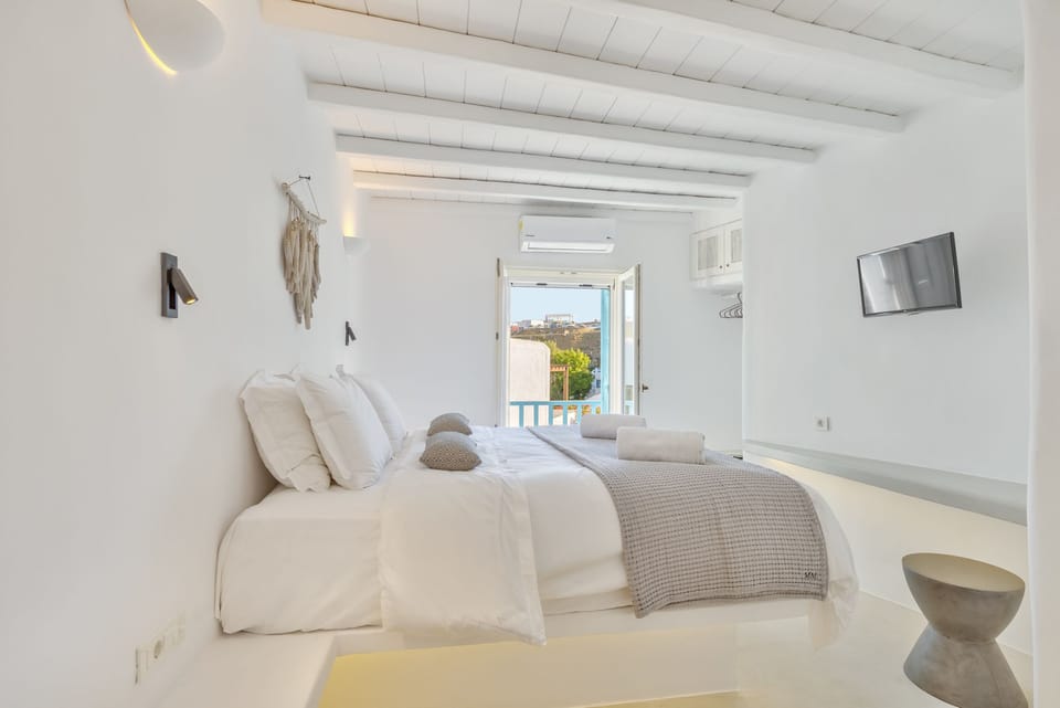 Mews Luxury Suite | Egyptian cotton sheets, premium bedding, down comforters, pillowtop beds