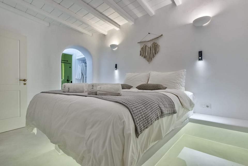 Mews Luxury Suite | Egyptian cotton sheets, premium bedding, down comforters, pillowtop beds