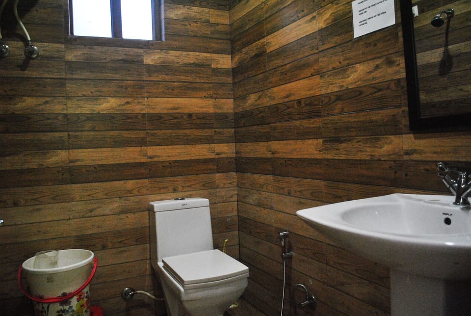 Deluxe Room, 1 Double Bed | Bathroom | Shower