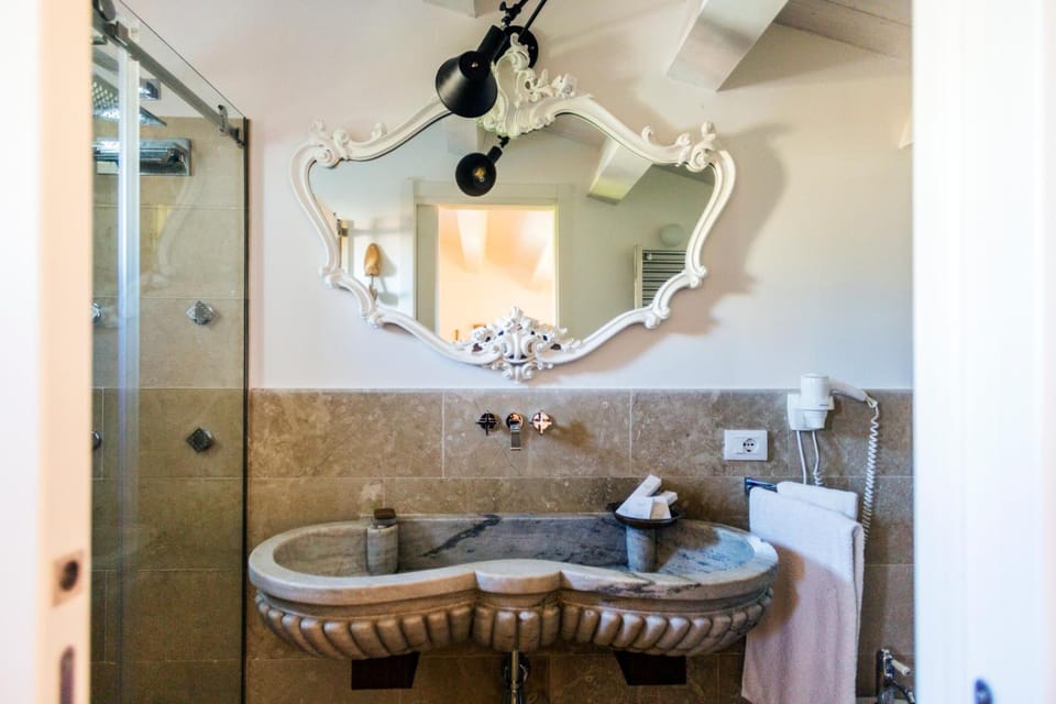 Shower, rainfall showerhead, free toiletries, hair dryer
