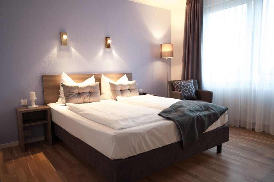 Double or Twin Room | Desk, blackout drapes, free cribs/infant beds, rollaway beds