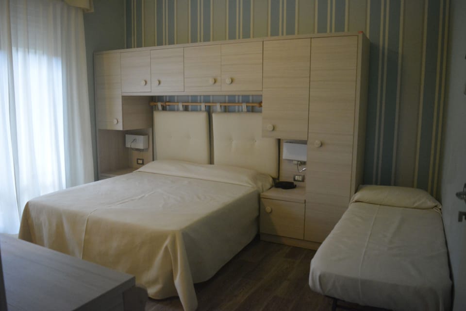 Minibar, cribs (surcharge), WiFi (free), bed sheets