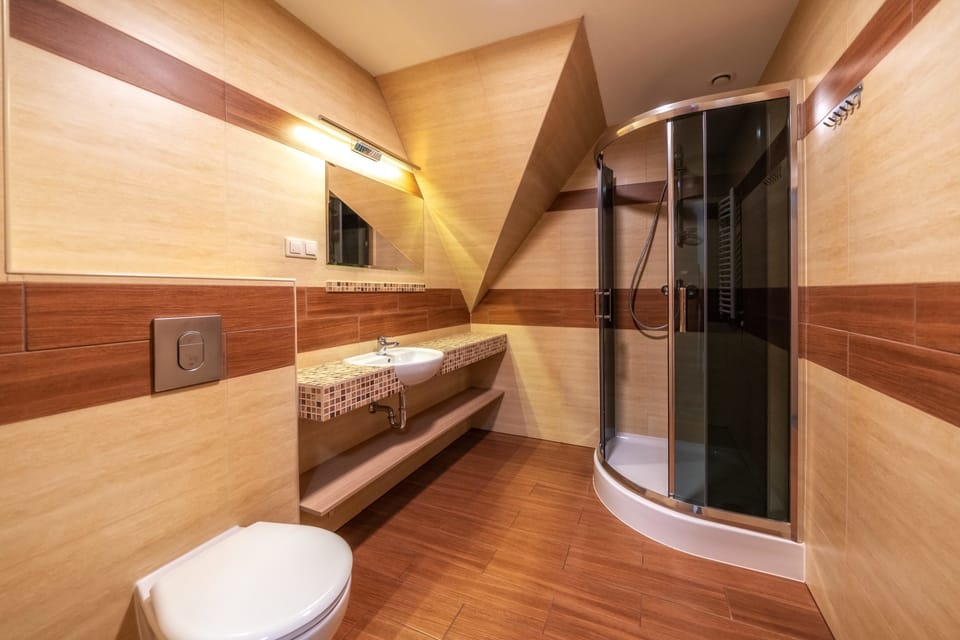 Shower, rainfall showerhead, free toiletries, hair dryer