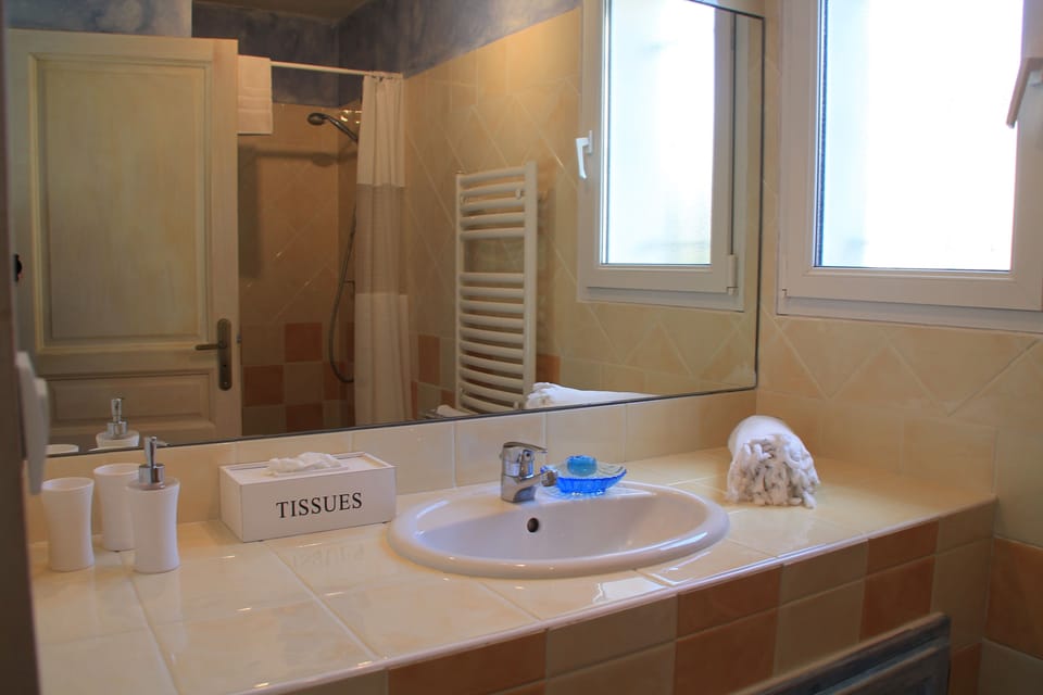 Bathroom sink
