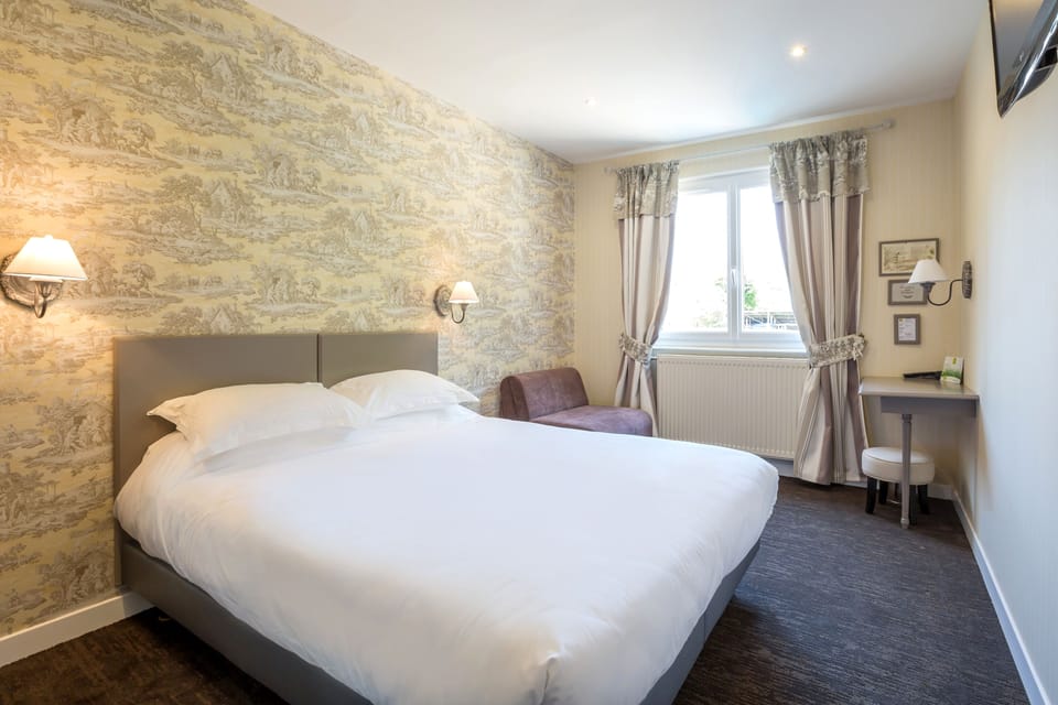 Desk, soundproofing, free WiFi, bed sheets