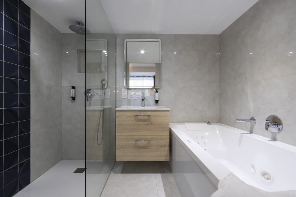 Deluxe Suite | Bathroom | Combined shower/tub, rainfall showerhead, free toiletries, hair dryer