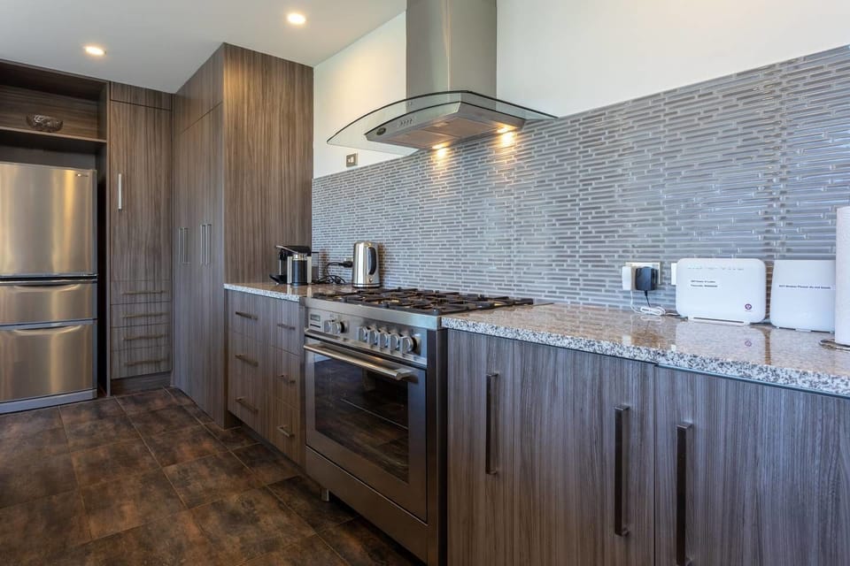 Luxury House, 4 Bedrooms, Lake View | Private kitchen | Oven, stovetop, dishwasher, espresso maker