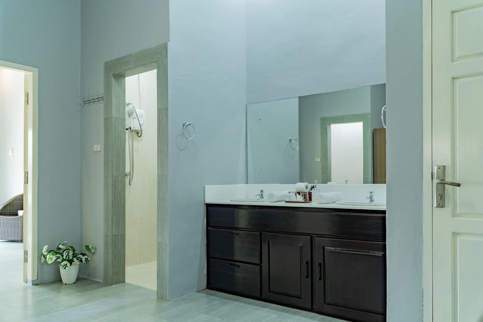 Deluxe Bungalow, 1 King Bed, Non Smoking, Beach View | Bathroom | Shower, rainfall showerhead, free toiletries, hair dryer