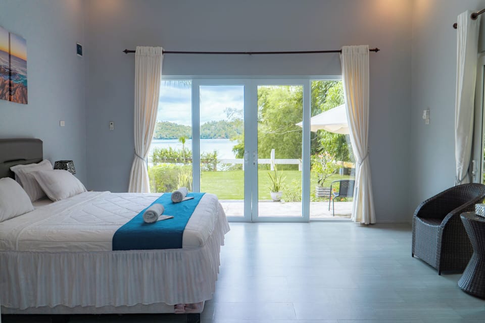 Deluxe Bungalow, 1 King Bed, Non Smoking, Beach View | 1 bedroom, in-room safe, soundproofing, WiFi (free)