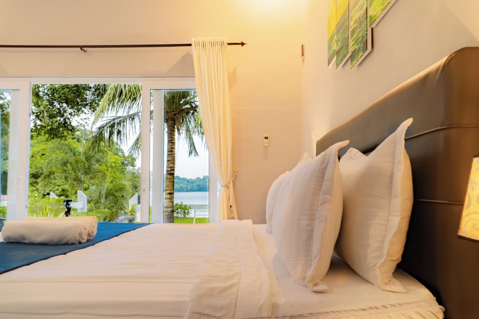 Deluxe Bungalow, 1 King Bed, Non Smoking, Beach View | 1 bedroom, in-room safe, soundproofing, WiFi (free)