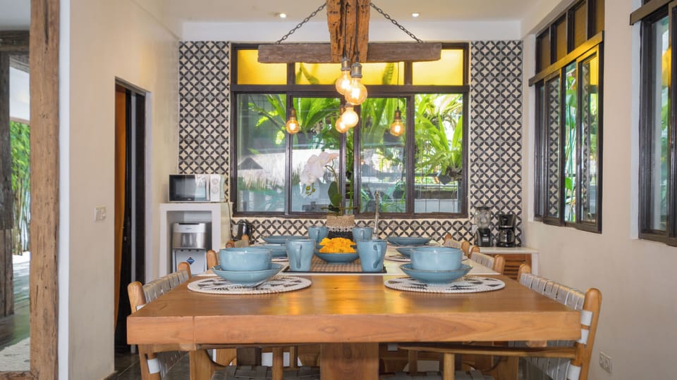 Family Villa, 4 Bedrooms | Dining room