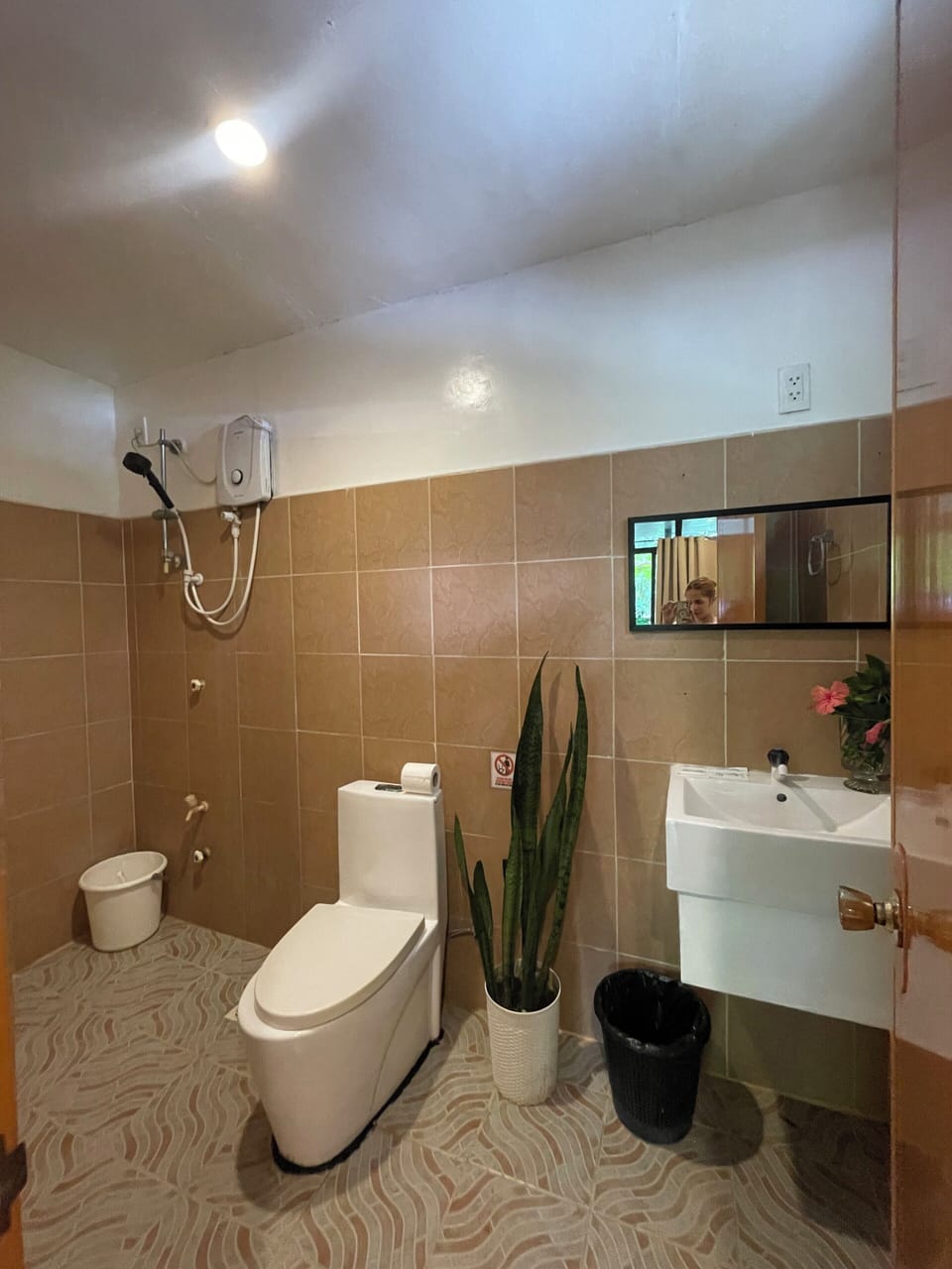 Deluxe Room, 1 Queen Bed, Garden View | Bathroom | Shower, hydromassage showerhead, free toiletries, hair dryer