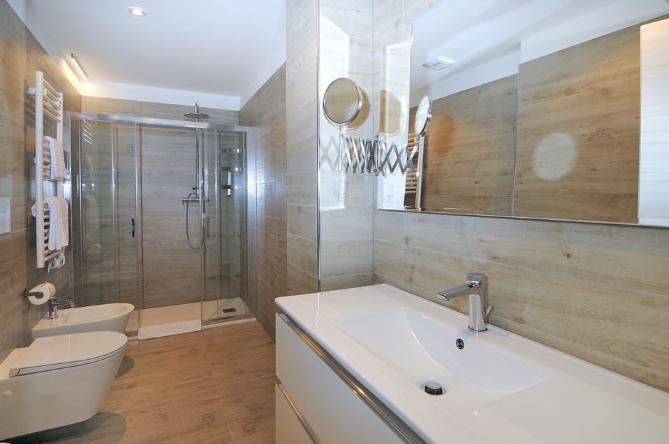 Shower, rainfall showerhead, free toiletries, hair dryer