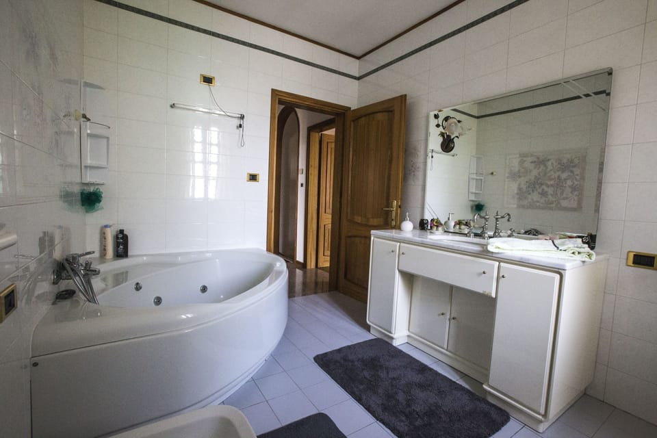 House, 2 Bedrooms | Bathroom | Combined shower/tub, free toiletries, hair dryer, bidet