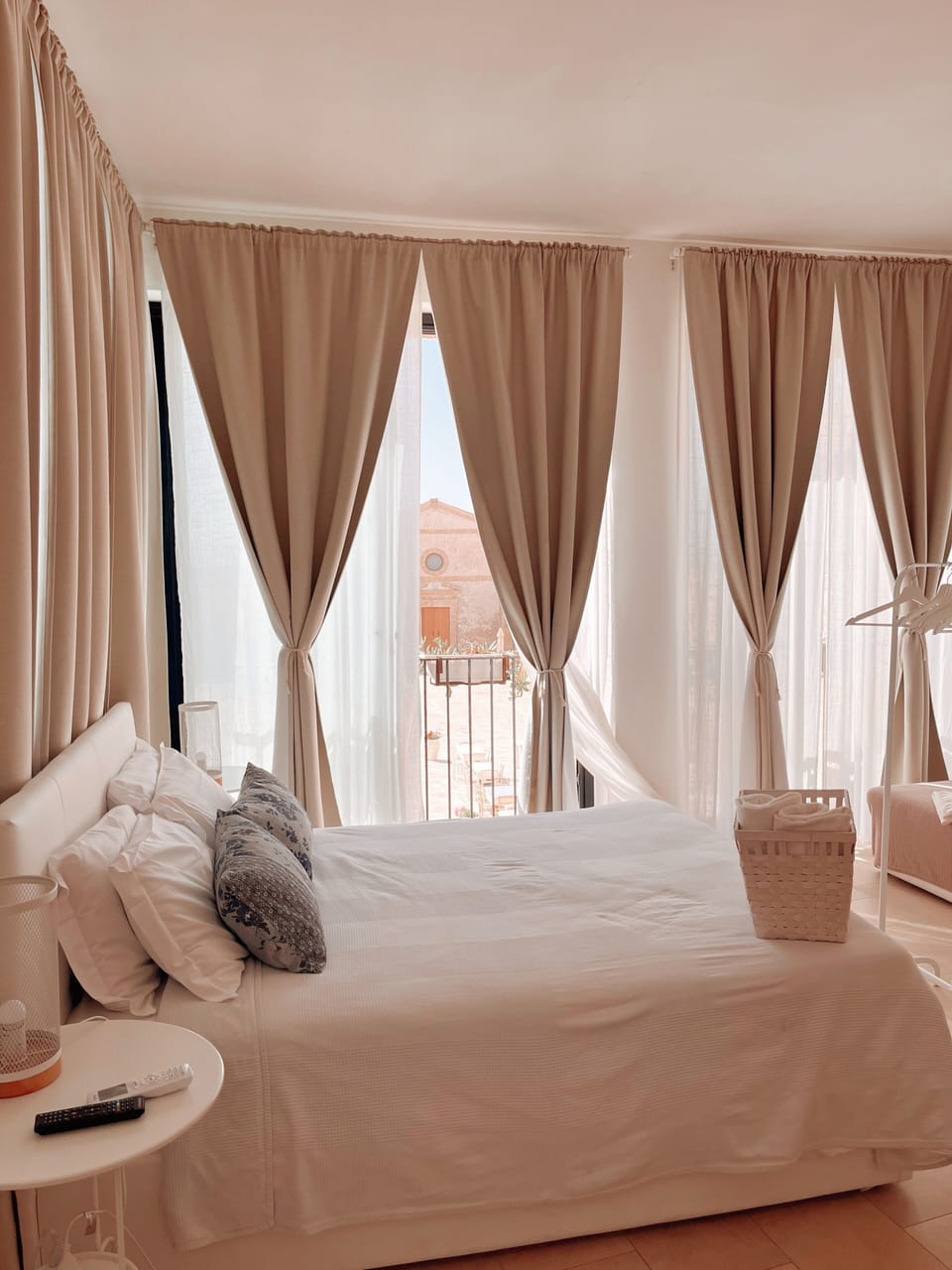 Superior Double Room, Sea View | Desk, blackout drapes, free WiFi, bed sheets
