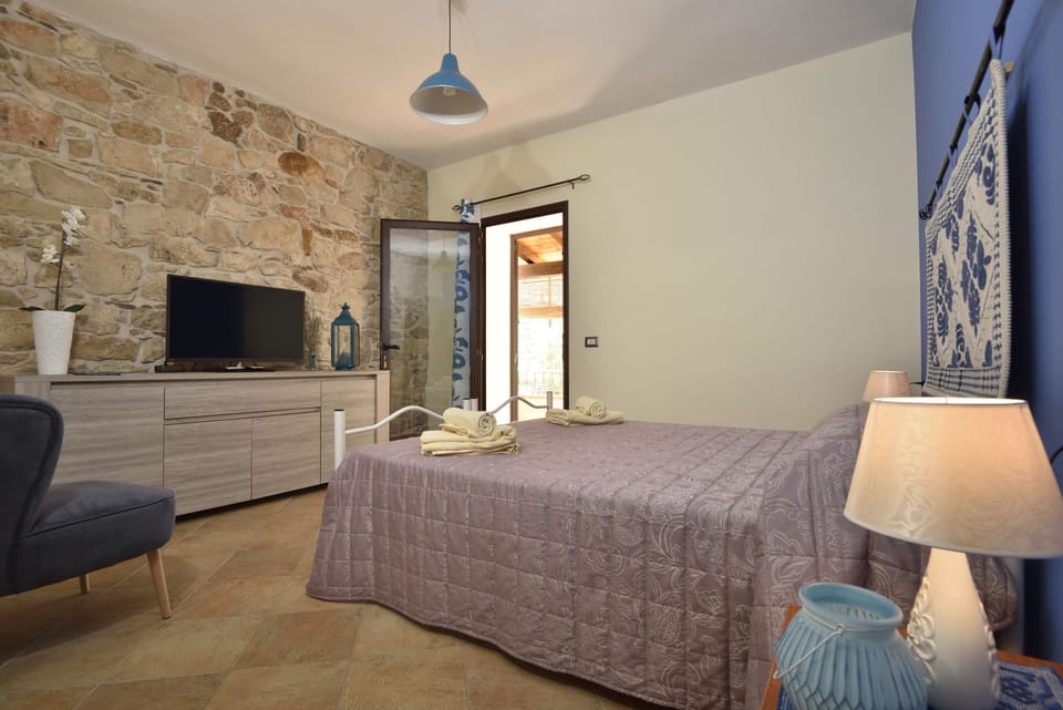 Comfort Double or Twin Room, Private Bathroom, Courtyard View | Individually decorated, individually furnished, desk, cribs/infant beds