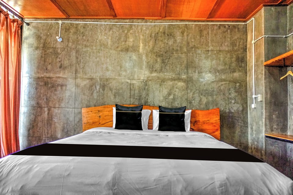 Deluxe Suite | Desk, WiFi (free), bed sheets
