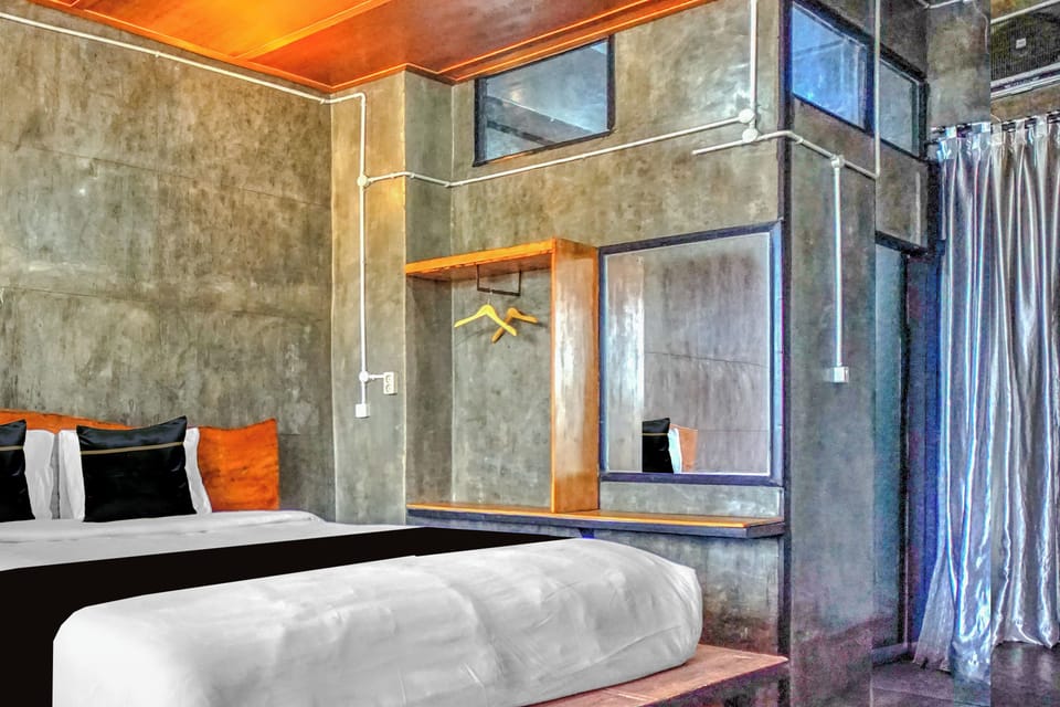 Deluxe Suite | Desk, WiFi (free), bed sheets