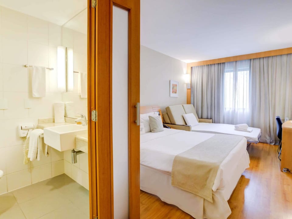 Executive Room, 1 Double Bed with Sofa bed | Hypo-allergenic bedding available, minibar, in-room safe, desk