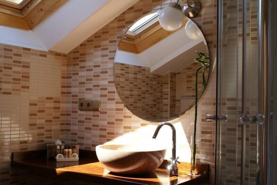 Double Room | Bathroom | Free toiletries, hair dryer, towels