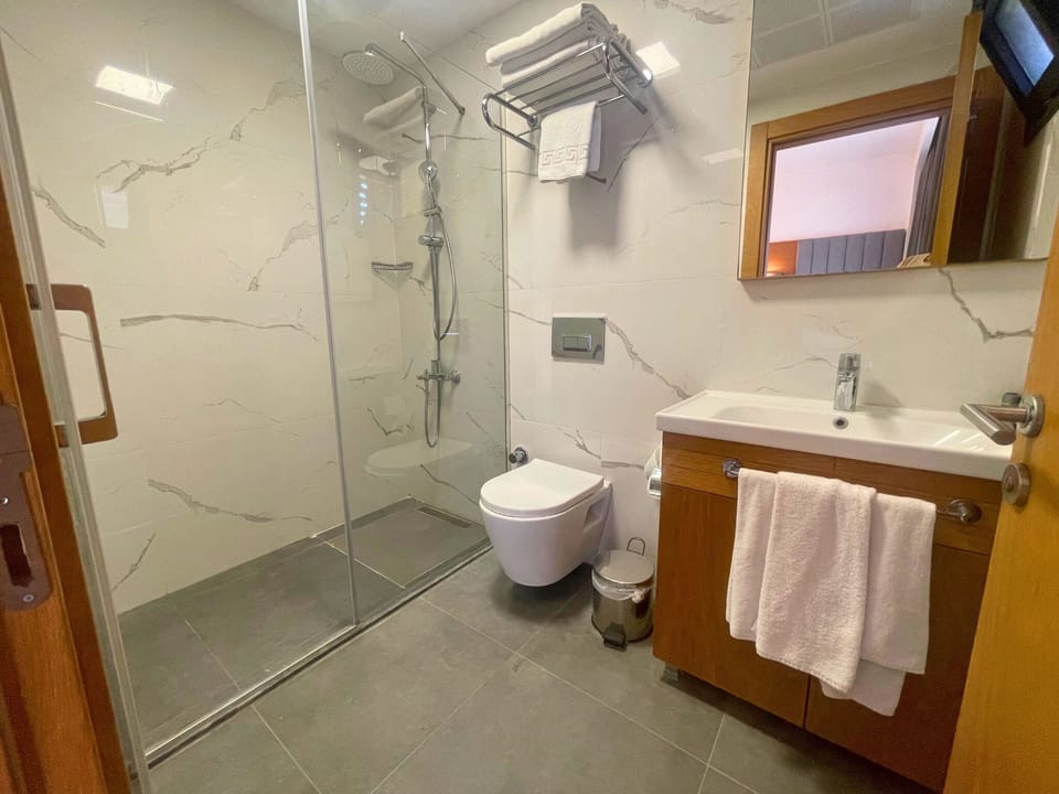 Shower, rainfall showerhead, free toiletries, hair dryer