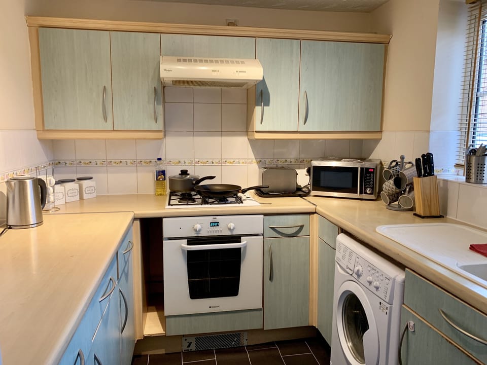 House, 3 Bedrooms | Private kitchen | Full-size fridge, microwave, oven, stovetop