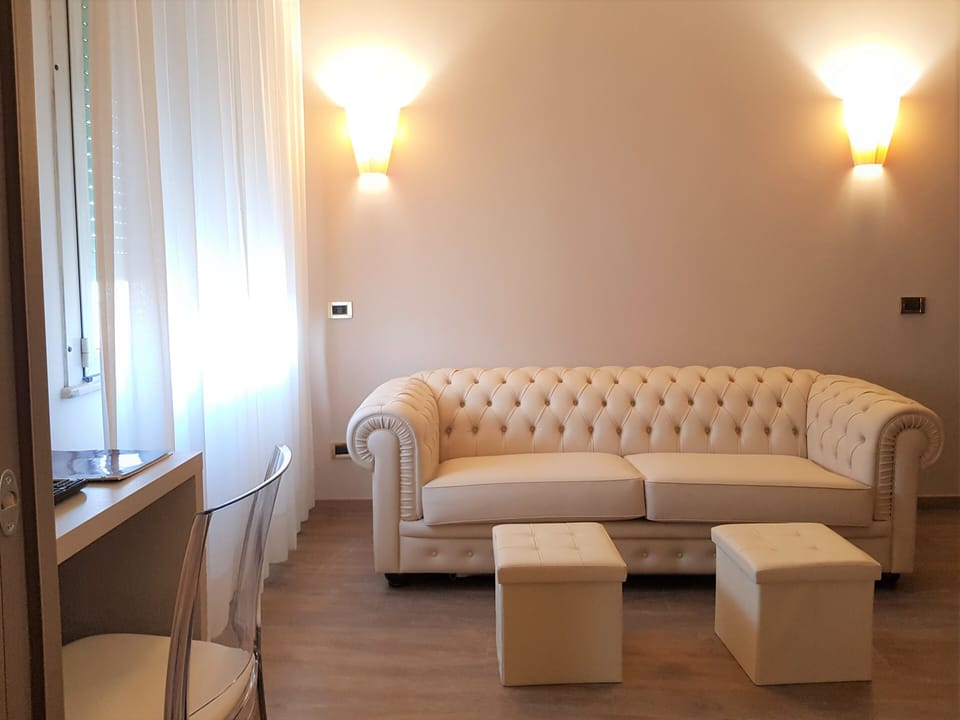 Suite | Living room | 30-inch TV with digital channels