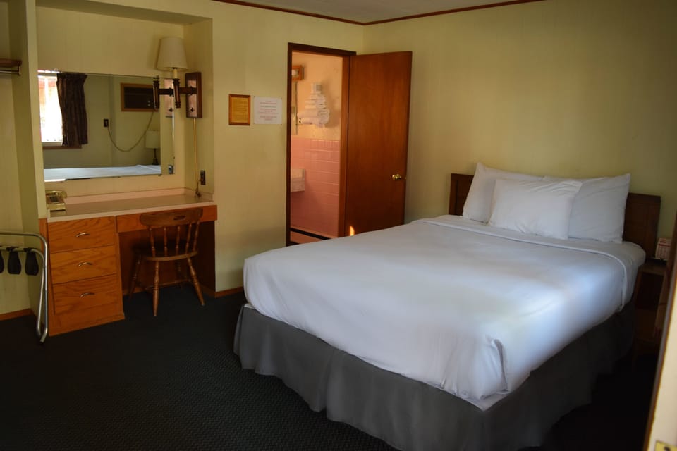 Deluxe Single Room | Desk, WiFi (free), individually furnished, bed sheets