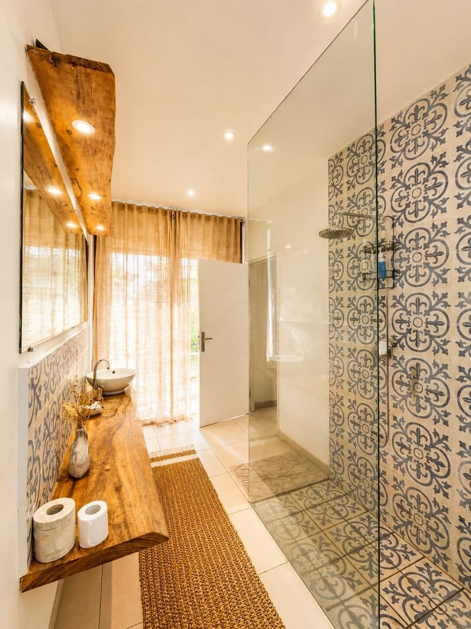 Shower, rainfall showerhead, free toiletries, hair dryer