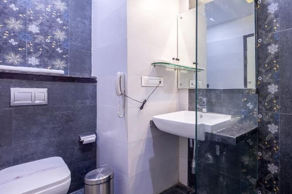 Shower, free toiletries, towels