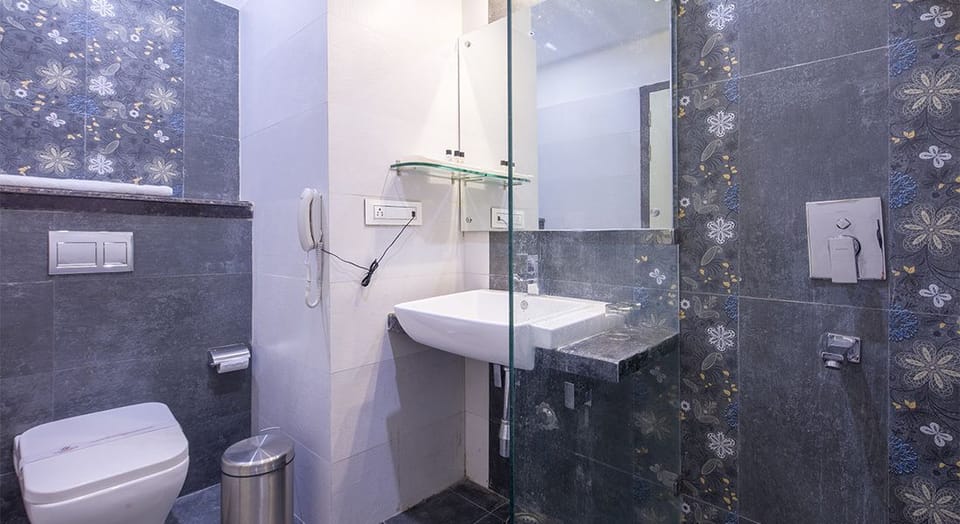 Shower, free toiletries, towels