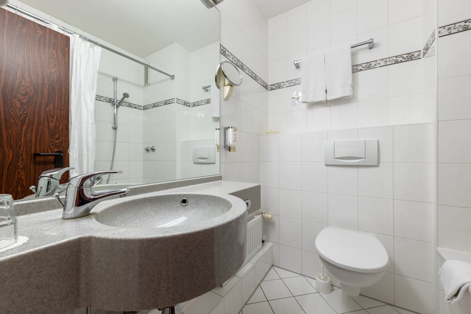 Combined shower/tub, hair dryer, towels