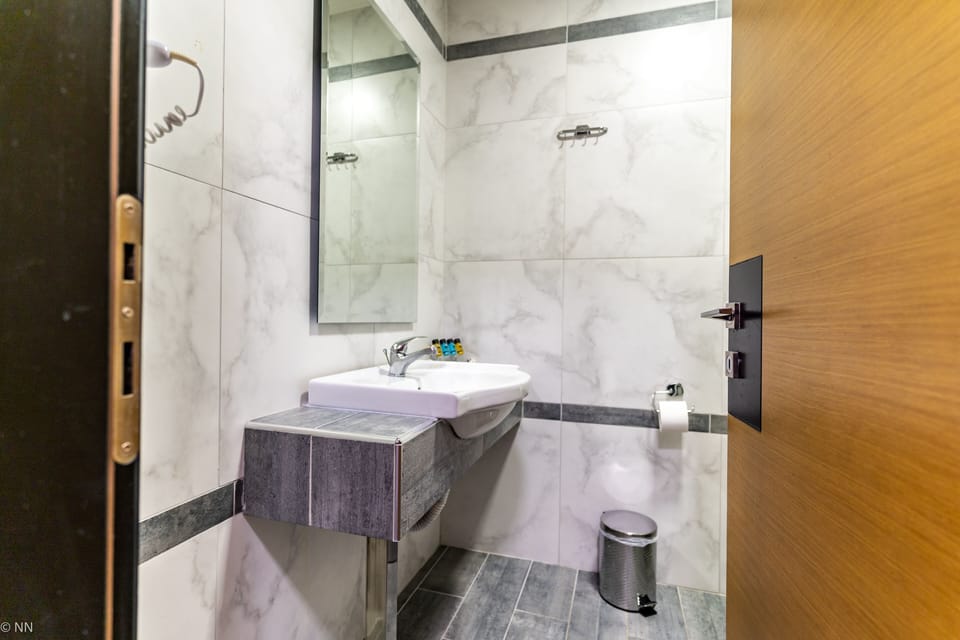 Superior Double Room | Bathroom | Shower, hair dryer, towels