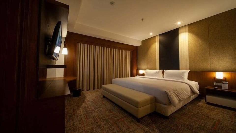 Junior Suite | Minibar, in-room safe, iron/ironing board, free WiFi