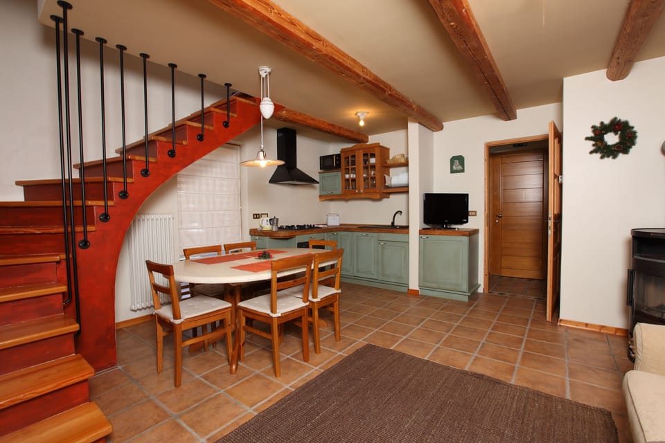 Chalet, Multiple Beds, Garden View | Private kitchen | Coffee/tea maker, full-size fridge, microwave, oven