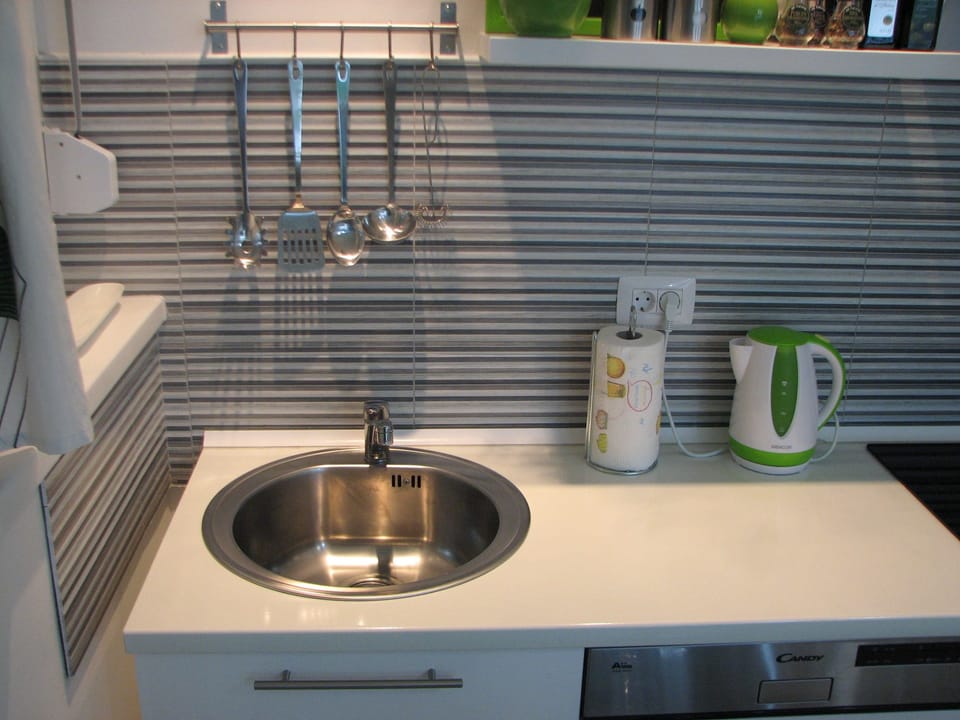 Deluxe Studio, Mountain View | Private kitchen | Coffee/tea maker