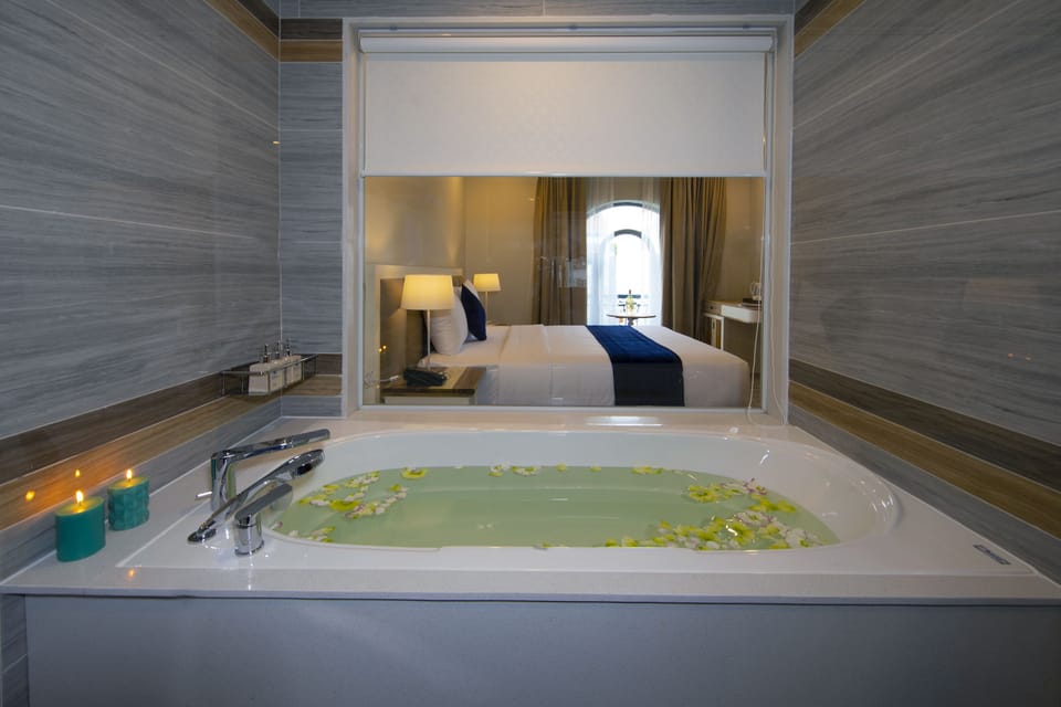 Suite Double with Bathtub | Deep soaking bathtub