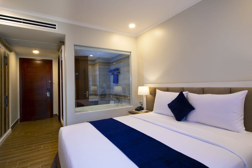 Suite Double with Bathtub | Minibar, in-room safe, desk, blackout drapes