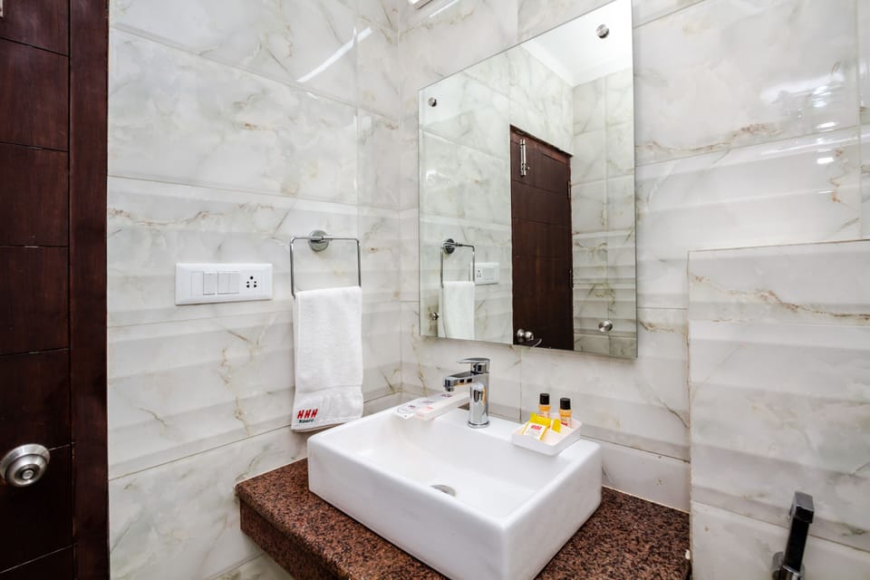 Deluxe Room | Bathroom | Shower, hydromassage showerhead, free toiletries, slippers