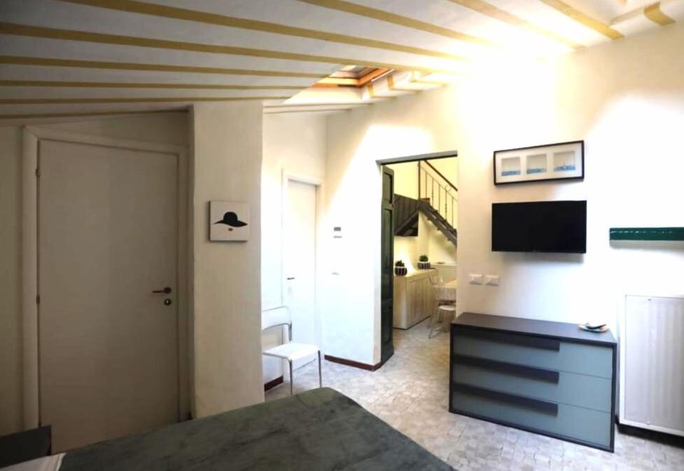 Desk, laptop workspace, WiFi (free), individually furnished