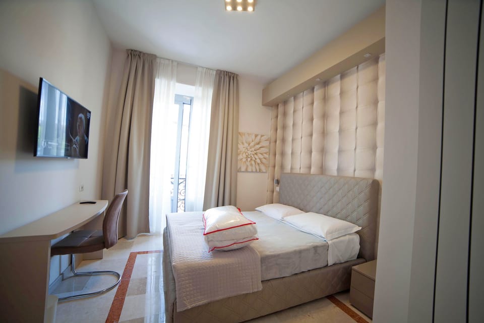 Standard Double Room (Green) | Individually furnished, desk, laptop workspace, free WiFi