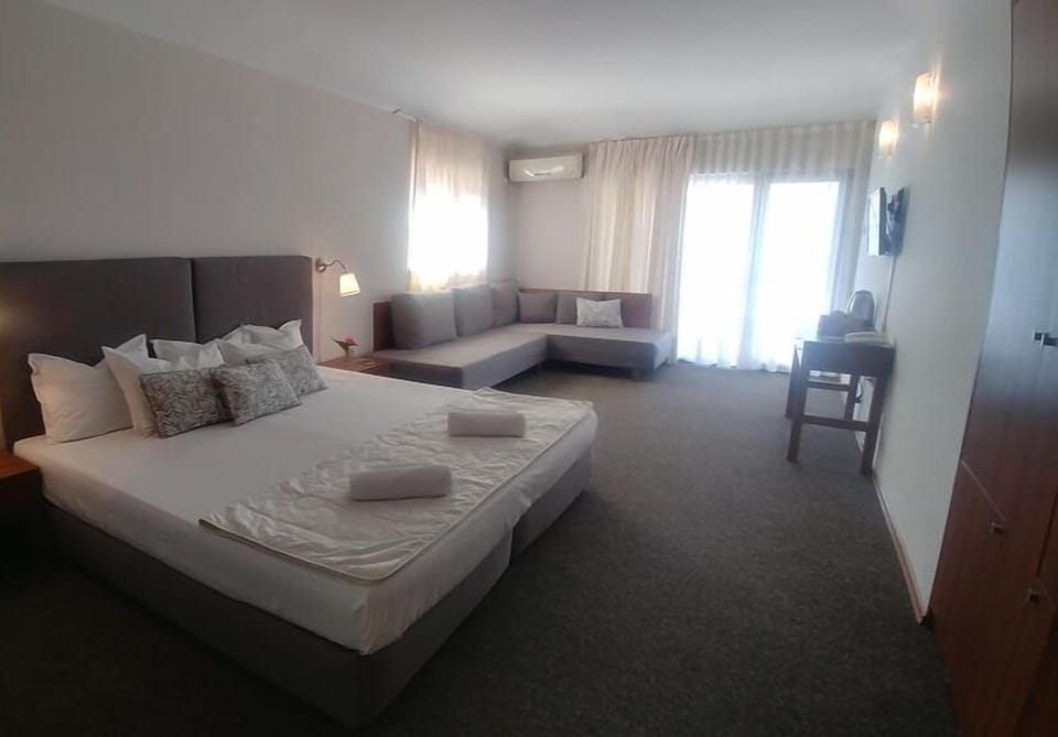 Deluxe Studio, Balcony | Minibar, desk, free WiFi, bed sheets