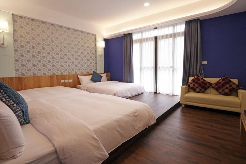 Family Room | Desk, blackout drapes, WiFi (free), bed sheets