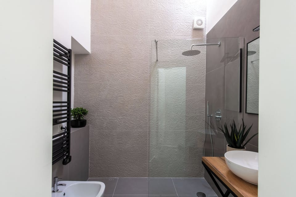 Duplex | Bathroom | Shower, free toiletries, hair dryer, bidet