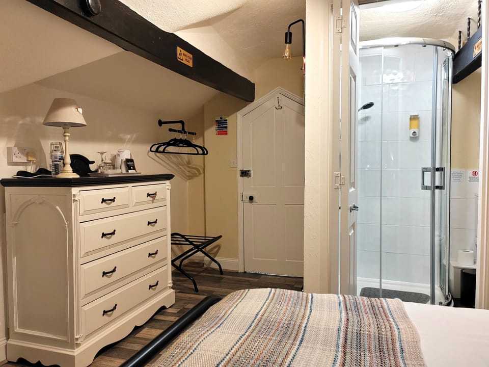 Premier Single Room, Ensuite, Garden View (Herdwick) | Bathroom