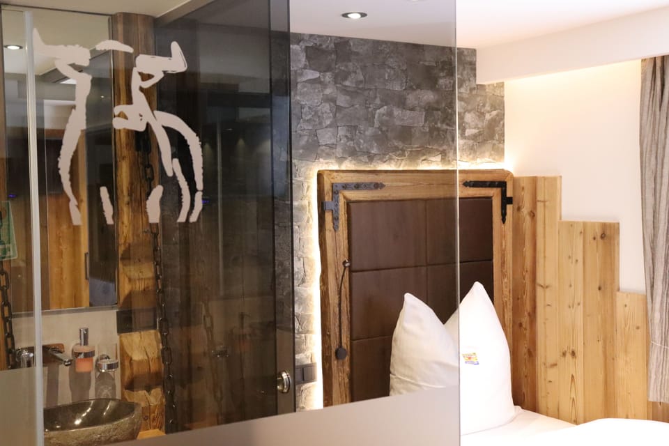Deluxe Single Room | Bathroom | Shower, free toiletries, hair dryer, towels