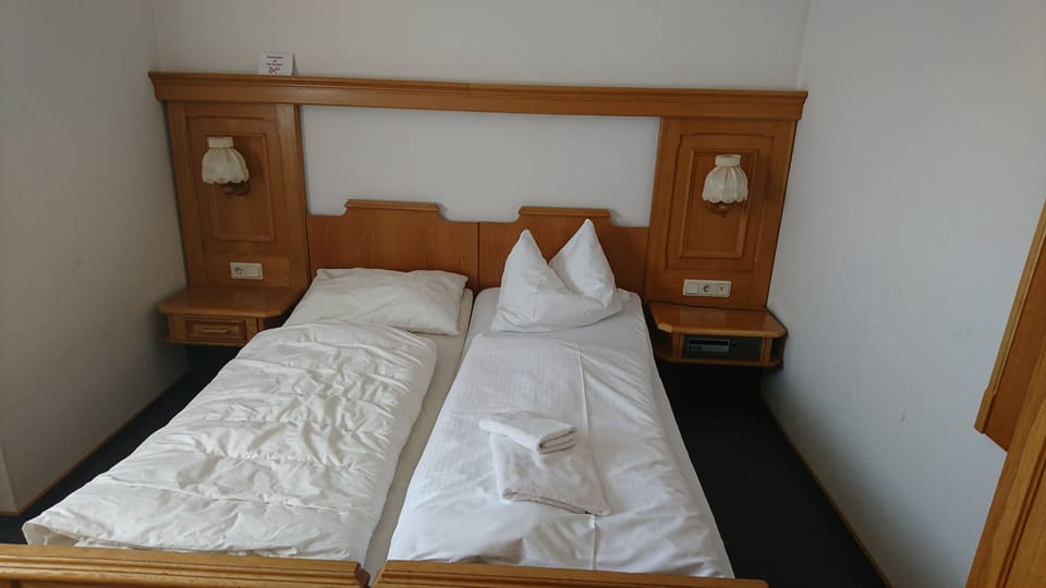 Desk, soundproofing, free WiFi, bed sheets