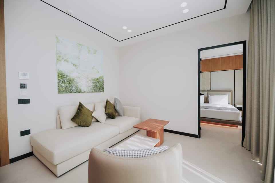 Executive Suite | Living area | Flat-screen TV
